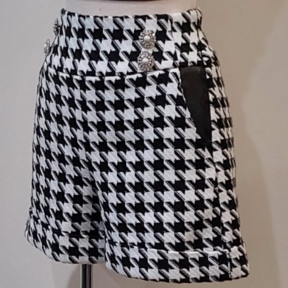 💥CHIC & SEXY💥Tweed, Leather & Buttons Shorts in Black/White Houndstooth